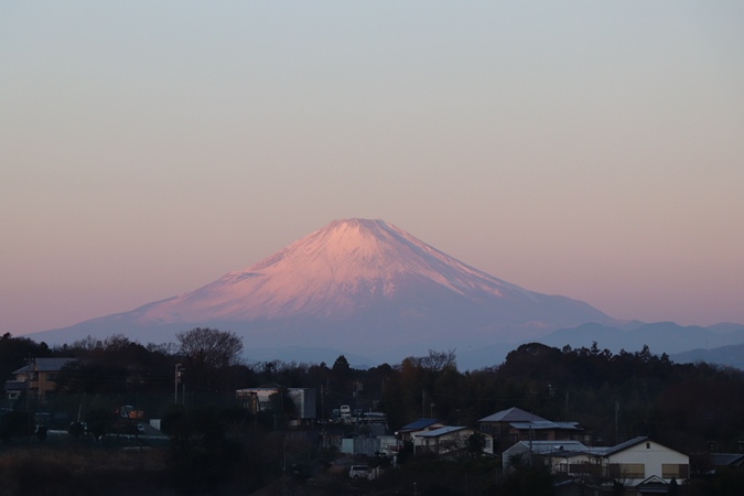 初日の出で光りだした、富士山です